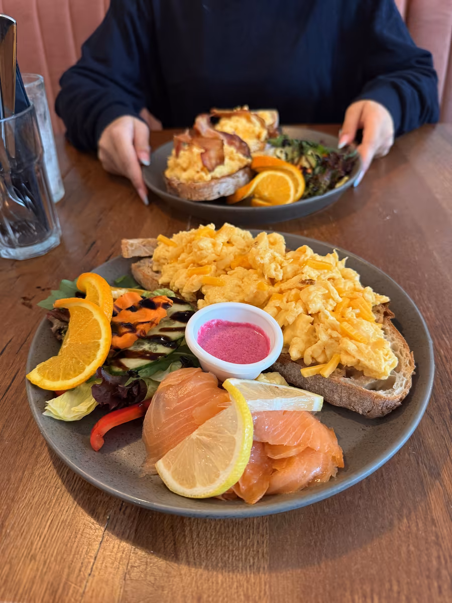 Frühstück im EM Breakfast Club.